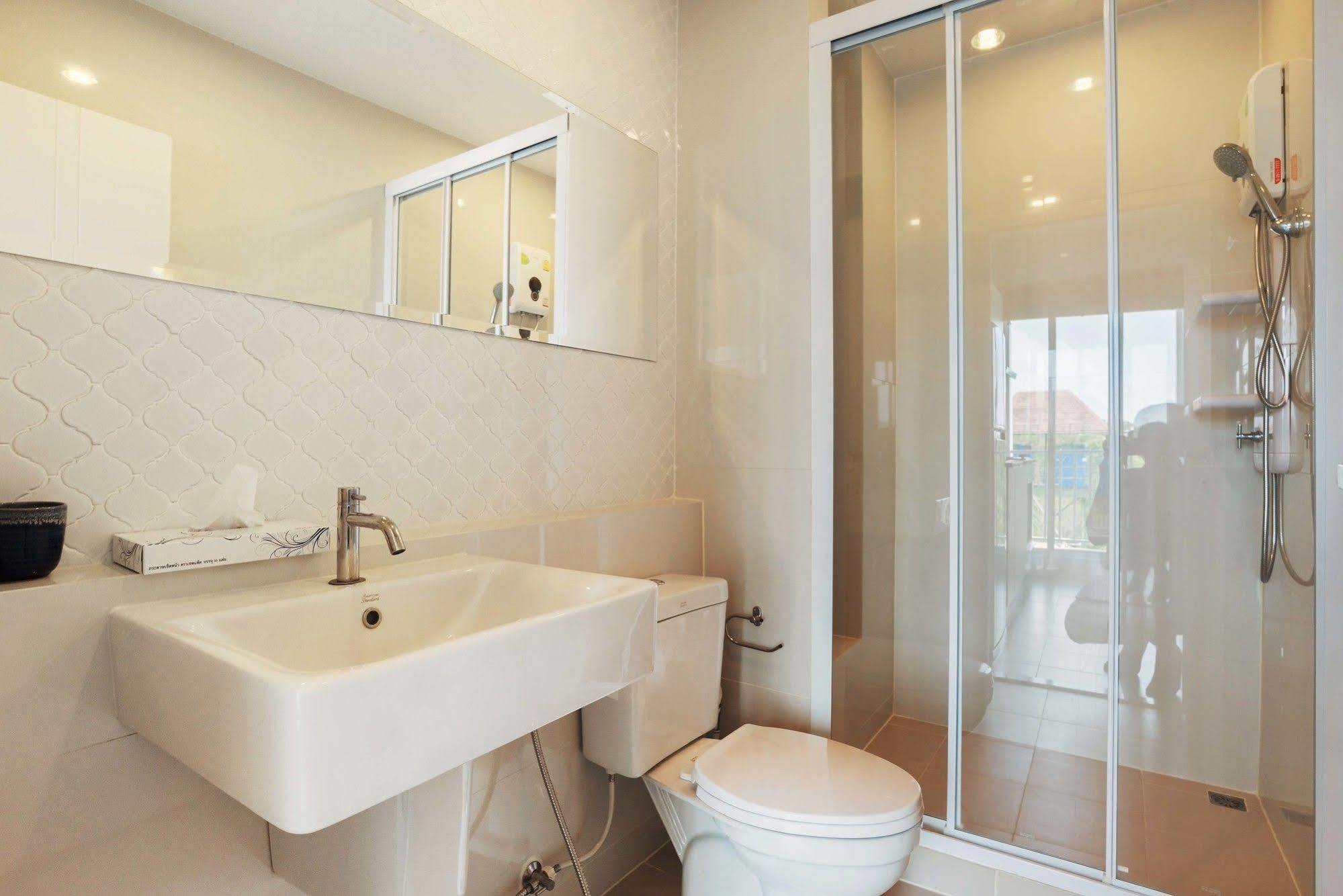 Favstay - The Base Downtown Phuket Exterior foto